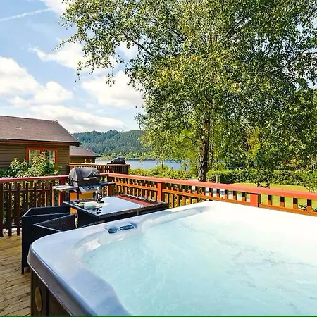 By The - District - Hot Tub Holiday home
