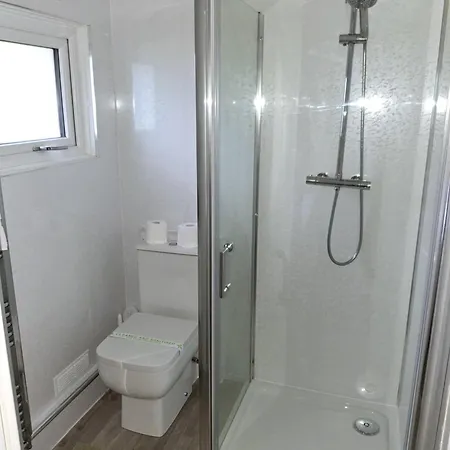 By The - District - Hot Tub Holiday home *