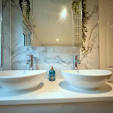 By The - District - Hot Tub Prázdninový dům