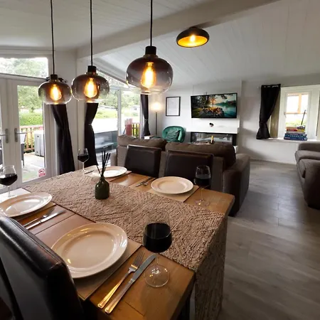 By The - District - Hot Tub Prázdninový dům