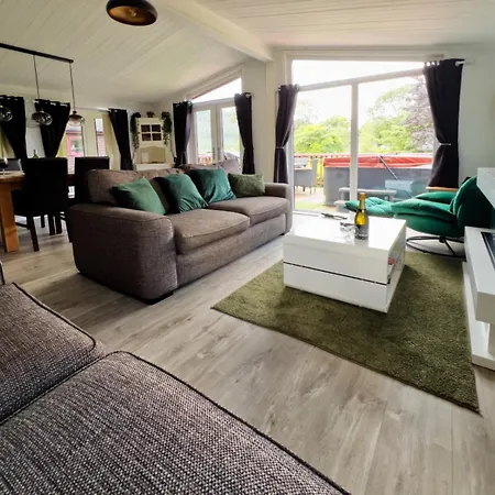 Prázdninový dům By The - District - Hot Tub