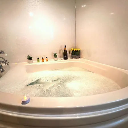 By The - District - Hot Tub Nyaraló *